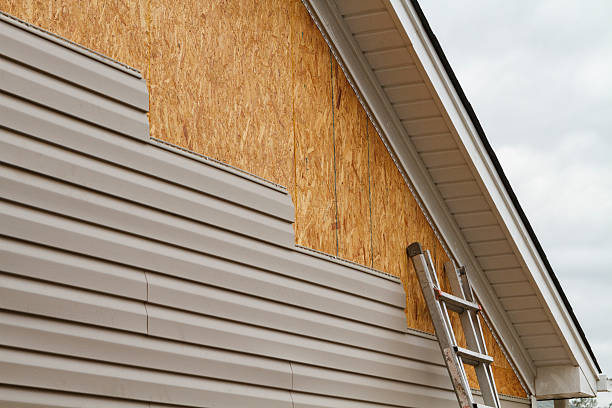 Professional Emergency Siding Repair technician working in Edgemoor, SC